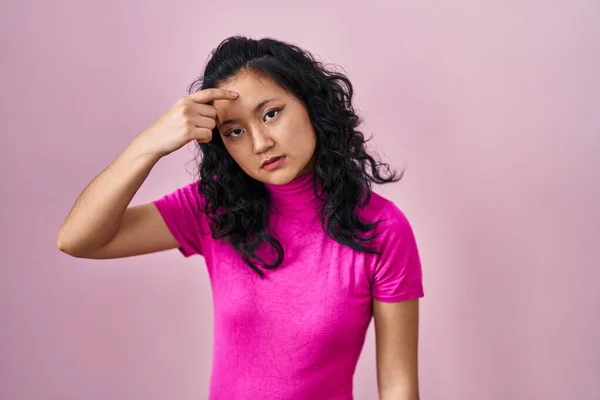 Jonge Aziatische Vrouw Die Roze Achtergrond Staat Ongelukkig Wijst Naar — Stockfoto