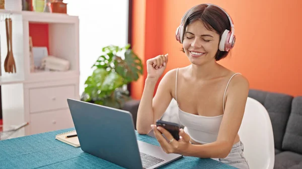 Jonge Mooie Spaanse Vrouw Luisteren Naar Muziek Zitten Tafel Bij — Stockfoto