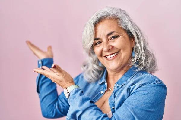 Middle Age Woman Grey Hair Standing Pink Background Inviting Enter — Fotografia de Stock