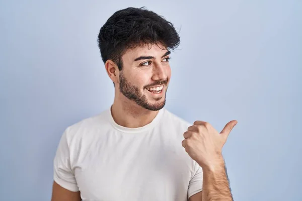 Homem Hispânico Com Barba Sobre Fundo Branco Sorrindo Com Rosto — Fotografia de Stock