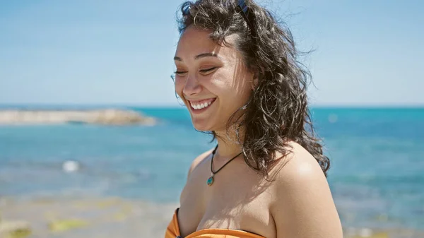 Mladý Krásný Hispánec Žena Turista Úsměv Jistý Nošení Bikiny Pláži — Stock fotografie