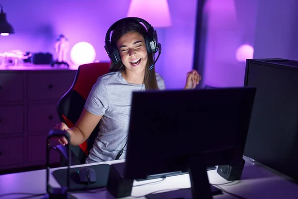 Junge Schöne Hispanische Streamerin Spielt Videospiel Mit Siegerausdruck Spielzimmer — Stockfoto