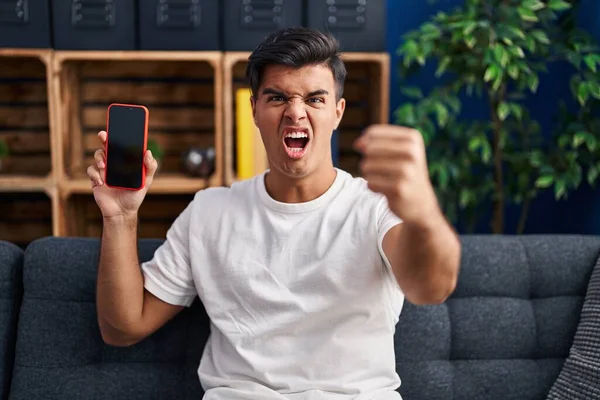 Ισπανόφωνος Άνδρας Κρατώντας Smartphone Δείχνει Κενή Οθόνη Ενοχλημένος Και Απογοητευμένος — Φωτογραφία Αρχείου