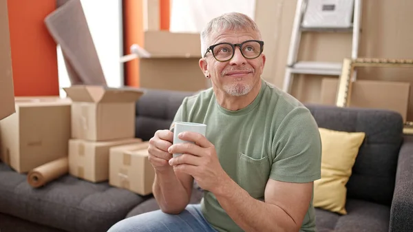 Homem Cabelos Grisalhos Meia Idade Sorrindo Confiante Beber Café Nova — Fotografia de Stock