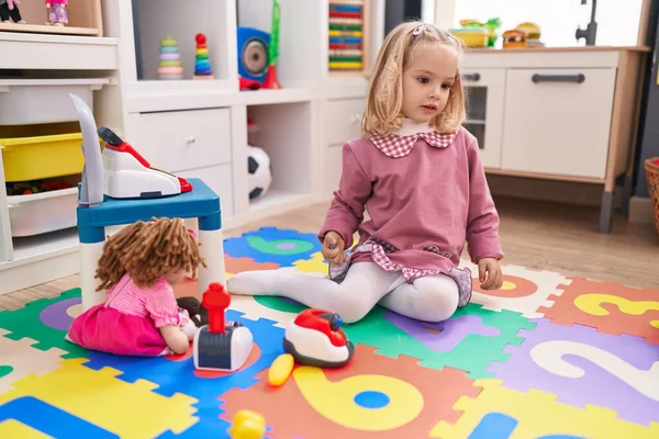 유치원 바닥에 슈퍼마켓 장난감 놀이를 스러운 — 스톡 사진