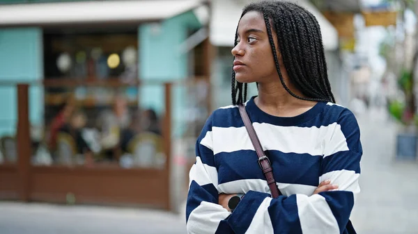 Africká Americká Žena Hledající Stranou Rukama Zkříženýma Gestem Vážným Výrazem — Stock fotografie