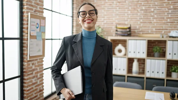Jovem Bela Mulher Hispânica Empresária Sorrindo Confiante Segurando Laptop Escritório — Fotografia de Stock