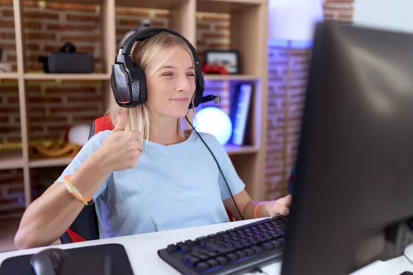 Mladá Běloška Která Hraje Videohry Nosí Sluchátka Dělá Šťastné Gesto — Stock fotografie