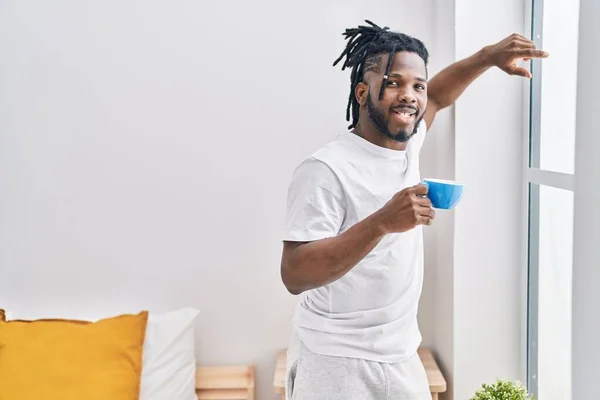 Afroamerikanerin Trinkt Kaffee Schlafzimmer — Stockfoto