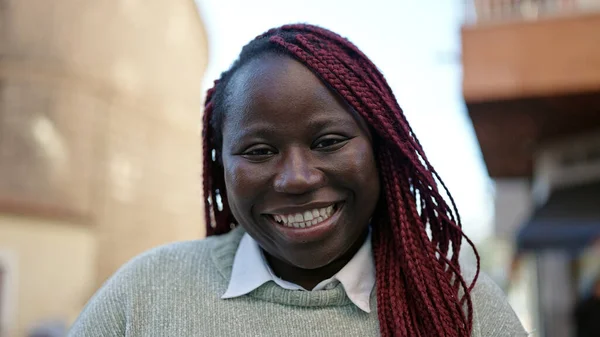 Saçları Örgülü Sokakta Kendine Güvenen Afrikalı Bir Kadın — Stok fotoğraf