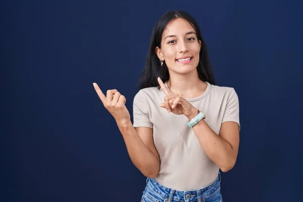 Young Hispanic Woman Standing Blue Background Smiling Looking Camera Pointing — Stock Photo, Image