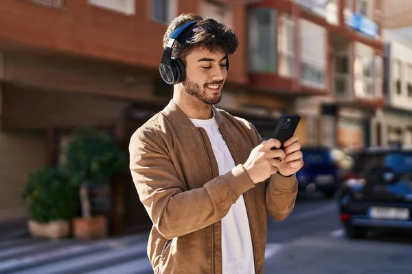 Joven Hombre Hispano Sonriendo Confiado Escuchando Música Calle —  Fotos de Stock