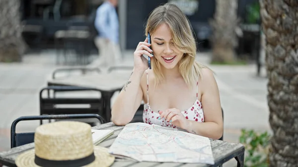 Ung Blond Kvinna Turist Ser Stadskarta Talar Smartphone Kafé Terrass — Stockfoto