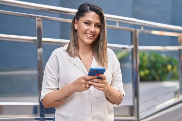 Молода Іспаномовна Жінка Посміхається Впевнено Використовуючи Смартфон Вулиці — стокове фото