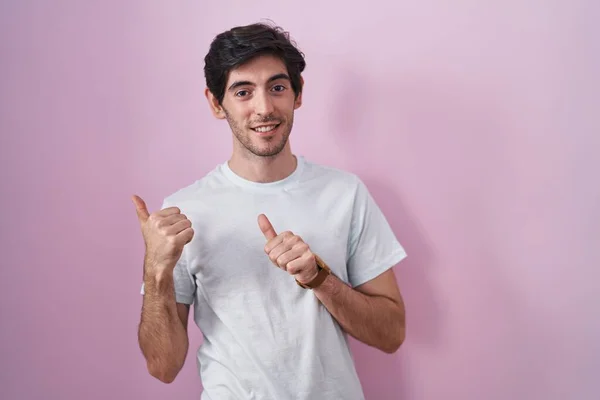 Fiatal Spanyol Férfi Áll Rózsaszín Háttér Felé Mutató Hátsó Kéz — Stock Fotó