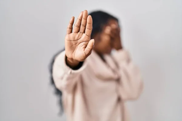 Африканская Женщина Стоящая Белом Фоне Закрывая Глаза Руками Делая Стоп — стоковое фото