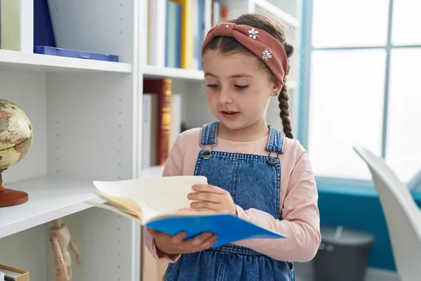 愛らしいHispanic女の子学生読書本で教室 — ストック写真