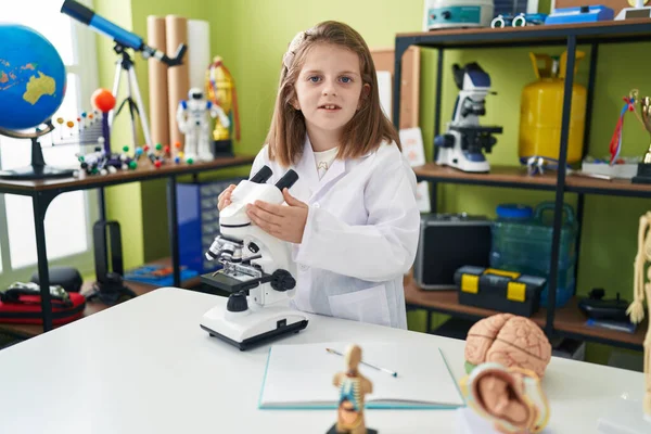 Adorable Chica Rubia Estudiante Sonriendo Confiado Usando Microscopio Aula Laboratorio —  Fotos de Stock