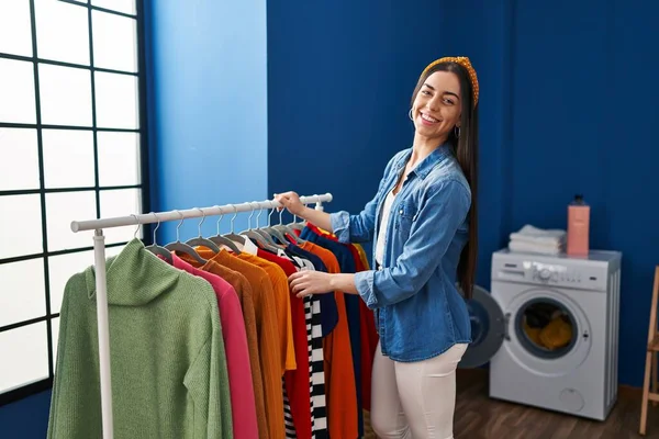 Young Beautiful Hispanic Woman Holding Clothes Rack Laundry Room — Foto de Stock