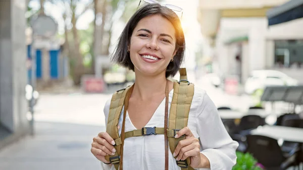 Jonge Mooie Spaanse Vrouw Toerist Glimlachend Zelfverzekerd Dragen Van Rugzak — Stockfoto