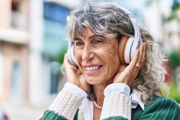 Mujer Mediana Edad Sonriendo Confiada Escuchando Música Calle — Foto de Stock
