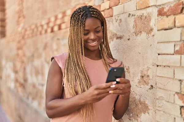 Mujer Afroamericana Sonriendo Confiada Usando Teléfono Inteligente Sobre Fondo Piedra — Foto de Stock