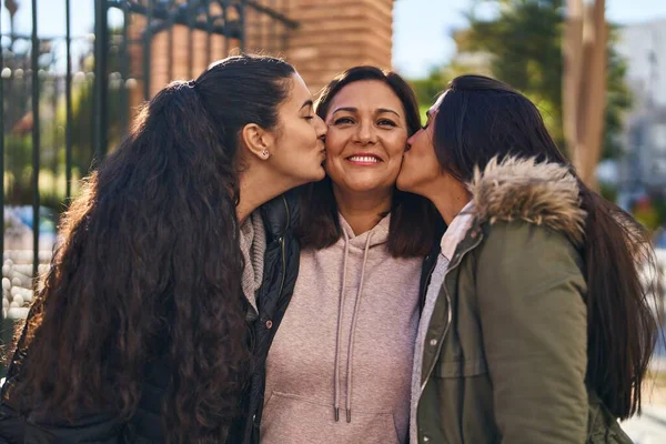 Trzy Kobiety Matka Córki Stojące Razem Całujące Się Ulicy — Zdjęcie stockowe