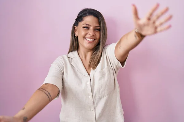 Blonde Woman Standing Pink Background Looking Camera Smiling Open Arms — Photo