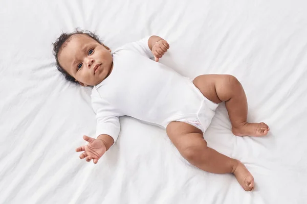 Afrikanskt Amerikanskt Barn Kopplar Sängen Sovrummet — Stockfoto