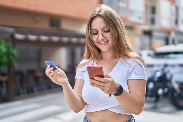 Young Blonde Woman Using Smartphone Credit Card Street — Fotografia de Stock