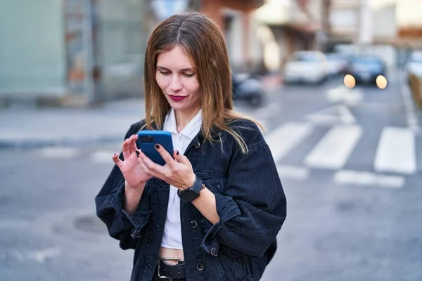 Sokakta Gülümseyen Akıllı Telefon Kullanan Genç Sarışın Kadın — Stok fotoğraf