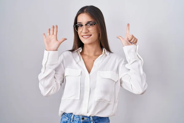 Ung Brunett Kvinna Bär Glasögon Visar Och Pekar Upp Med — Stockfoto