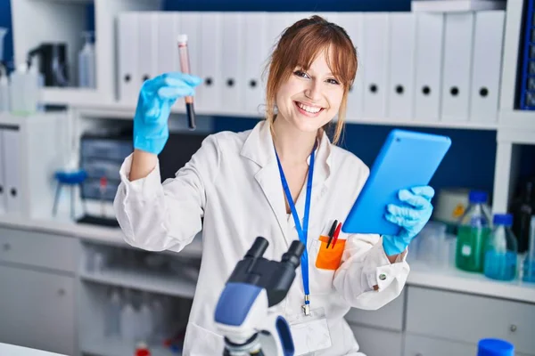 Laboratuvarda Kan Analizi Dokunmatik Doku Tutan Genç Kadın Bilim Adamı — Stok fotoğraf