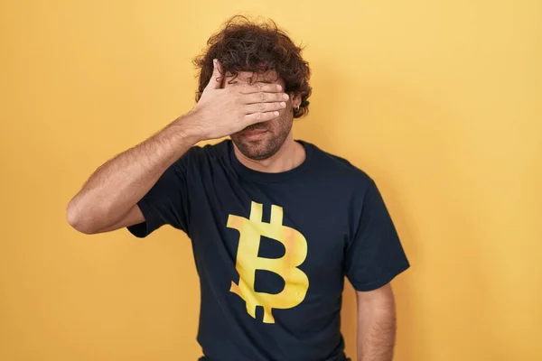 Spaanse Jongeman Draagt Bitcoin Shirt Die Ogen Bedekt Met Hand — Stockfoto