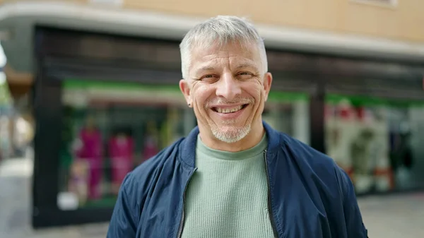 Hombre Pelo Gris Mediana Edad Sonriendo Confiado Pie Calle — Foto de Stock