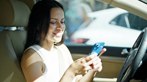 Young Beautiful Hispanic Woman Using Smartphone Sitting Car Street — Stock Fotó