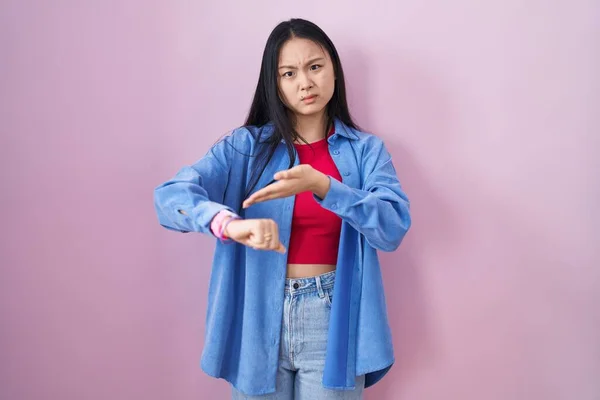 Jonge Aziatische Vrouw Staan Roze Achtergrond Haast Wijzend Naar Tijd — Stockfoto
