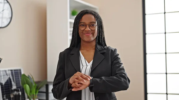 Afrikanische Amerikanische Geschäftsfrau Sieht Lächelnd Büro — Stockfoto