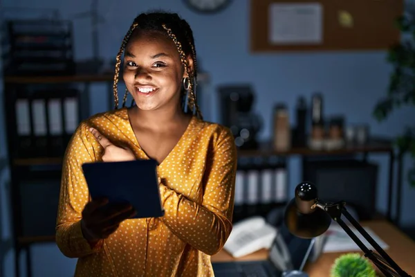 Αφροαμερικανή Γυναίκα Πλεξούδες Που Εργάζονται Στο Γραφείο Βράδυ Tablet Χαρούμενα — Φωτογραφία Αρχείου