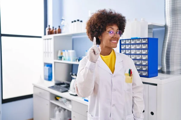 Mujer Afroamericana Joven Que Trabaja Laboratorio Científico Sonriendo Con Una —  Fotos de Stock