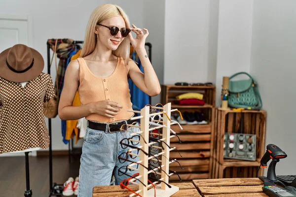 Joven Cliente Rubia Con Gafas Sol Sonriendo Tienda Ropa —  Fotos de Stock