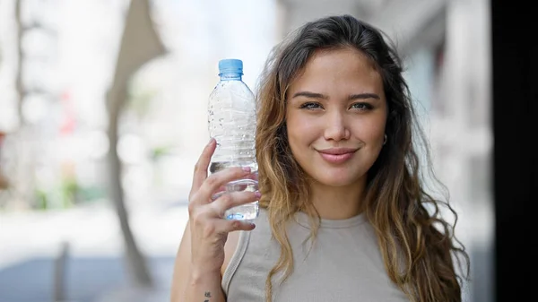 Junge Schöne Hispanische Frau Mit Wasserflasche Auf Der Straße Lächelnd — Stockfoto