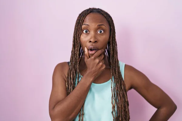Африканская Американка Стоящая Розовом Фоне Выглядит Очарованной Неверием Удивлением Изумленным — стоковое фото