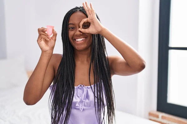 Joven Afroamericano Con Trenzas Sosteniendo Copa Menstrual Sonriendo Feliz Haciendo —  Fotos de Stock
