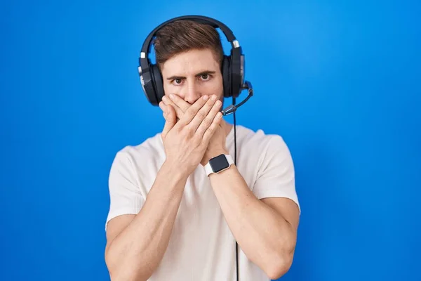 Ισπανόφωνος Άντρας Γενειάδα Ακούγοντας Μουσική Φορώντας Ακουστικά Σοκαρισμένος Καλύπτοντας Στόμα — Φωτογραφία Αρχείου
