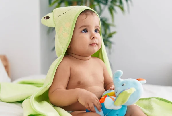 Adorável Bebê Hispânico Usando Toalha Sapo Brincando Com Brinquedo Elefante — Fotografia de Stock