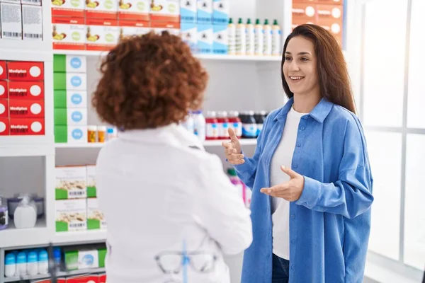 Two Women Pharmacist Customer Speaking Pharmacy — Zdjęcie stockowe