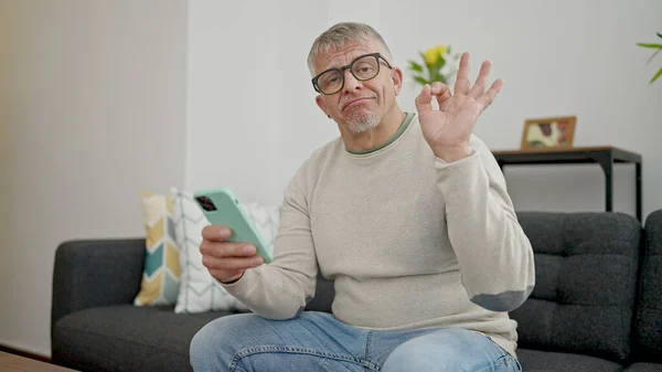 Middelbare Leeftijd Grijsharige Man Met Behulp Van Smartphone Doet Gebaar — Stockfoto