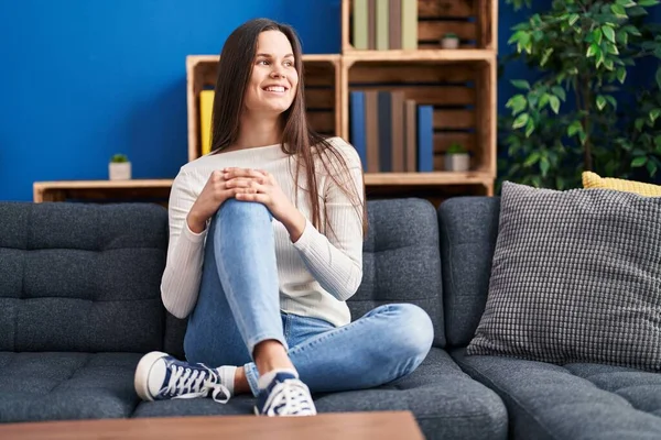 Young Beautiful Hispanic Woman Smiling Confident Sitting Sofa Home — Stock Photo, Image