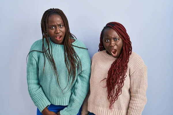 Deux Femmes Africaines Debout Sur Fond Bleu Dans Visage Choc — Photo